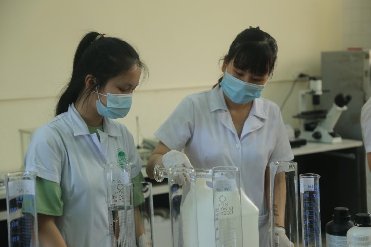 Sinh viên Trường ĐH Mở Hà Nội trong giờ thực hành, thí nghiệm.
