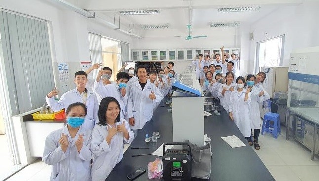 Buổi thực hành phân tích vi sinh (thời điểm chưa có dịch Covid-19) của sinh viên khoa Công nghệ thực phẩm, Trường ĐH Công nghiệp thực phẩm TP Hồ Chí Minh. Ảnh: NVCC.