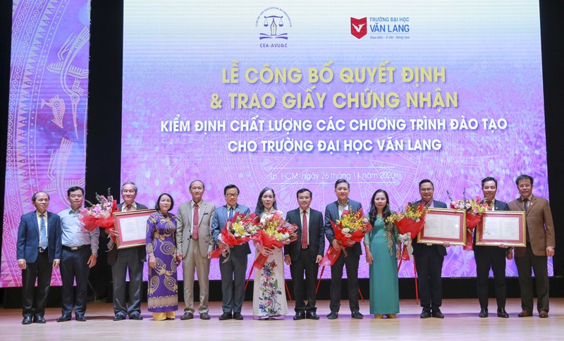 Trường ĐH Văn Lang nhận giấy chứng nhận đạt chuẩn KĐCLGD 3 CTĐT (tháng 11/2020).