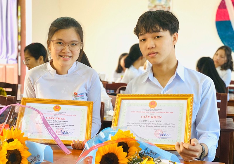 Đặng Văn Quang (bên phải) đạt nhiều thành tích cao với môn Ngữ văn trong những kỳ thi HS giỏi các cấp.