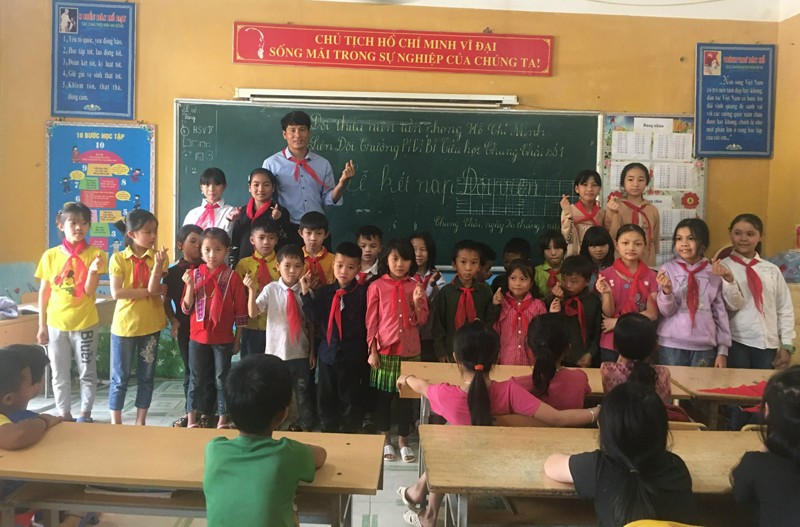 Thầy Phạm Văn Khiêm chụp ảnh lưu niệm cùng các em học sinh.