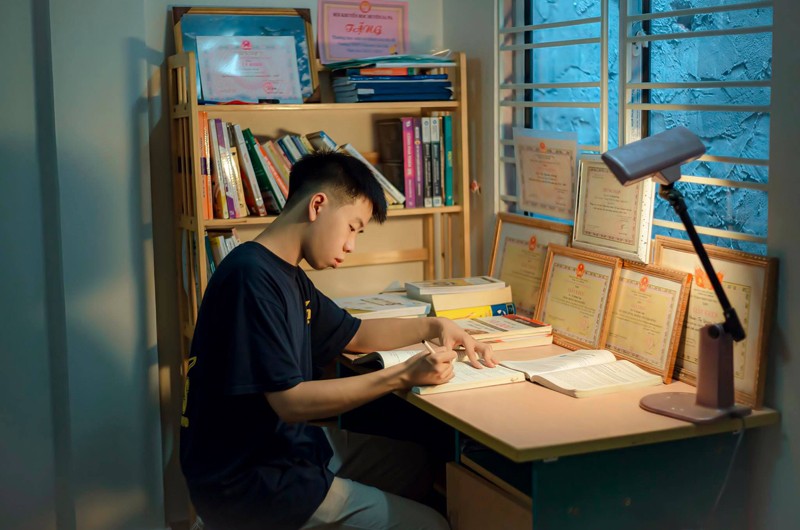 Tạ Quang Long đã hình thành cho mình khả năng tự học tốt. Ảnh: NVCC
