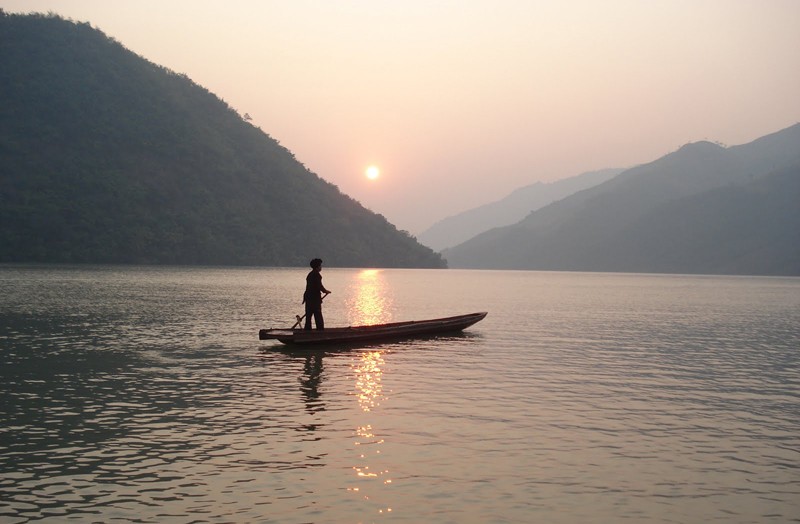 Đi thuyền trên lòng hồ sông Đà.