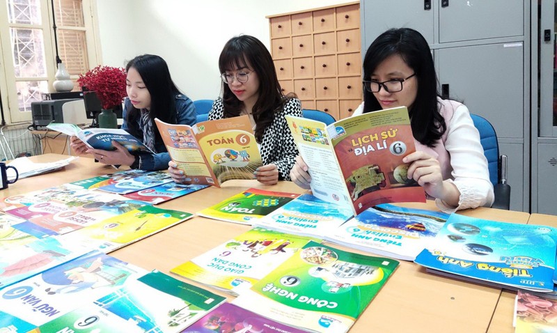 Giáo viên Hà Nội chọn sách giáo khoa lớp 6 trước khi có dịch Covid-19. Ảnh: TG
