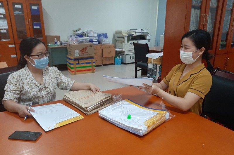 Trường THPT Phan Châu Trinh chuẩn bị giấy tờ, hồ sơ để gửi cho HS lớp 12 qua đường bưu điện.