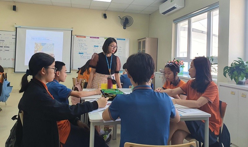 Cô Thu Trang hướng dẫn học sinh ôn tập trước khi dịch bùng phát. Ảnh: NVCC