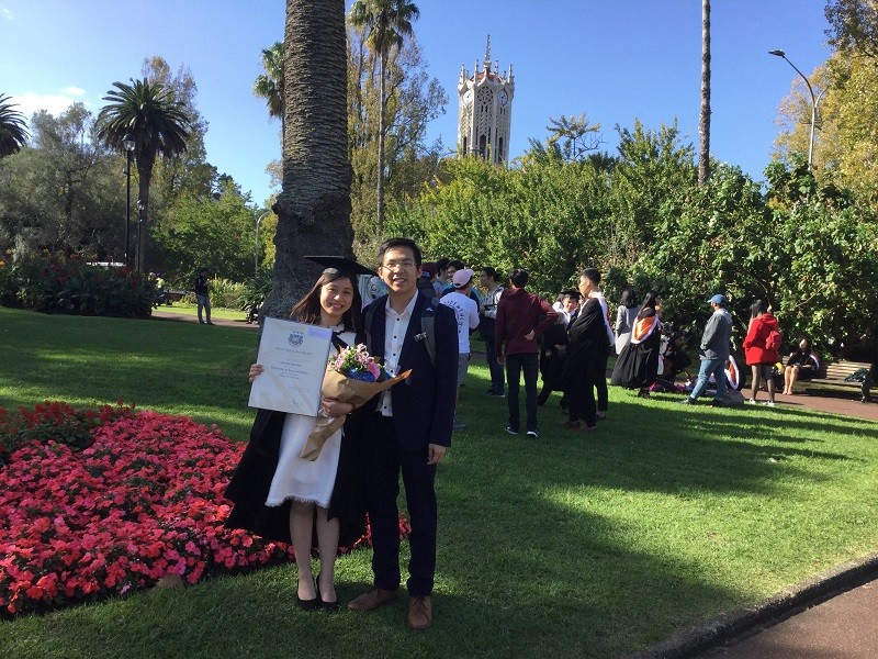 Trần Ngọc Bảo Hà cùng ông xã tại Lễ nhận bằng tốt nghiệp Thạc sĩ ngành Kỹ thuật cơ khí tại Trường Đại học Auckland, New Zealand. Ảnh: NVCC