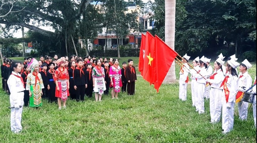 Hành trình về nguồn, hát Quốc ca tại Đình Hồng Thái lịch sử của học sinh Trường THCS Tân Trào.