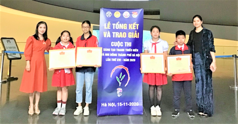 Cô Hương Nhung (ngoài cùng bên phải) bên học sinh đoạt giải thưởng Sáng tạo Thanh Thiếu niên Nhi đồng cấp thành phố năm 2020.