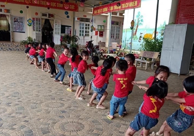 Học sinh Trường Mầm non Chiềng Ban, huyện Mai Sơn trong một hoạt động tập thể.