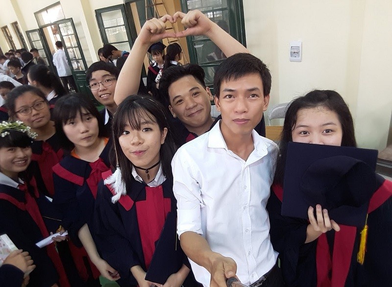 Thầy giáo Nguyễn Xuân Huân và các em học sinh. 	Ảnh tư liệu: NVCC