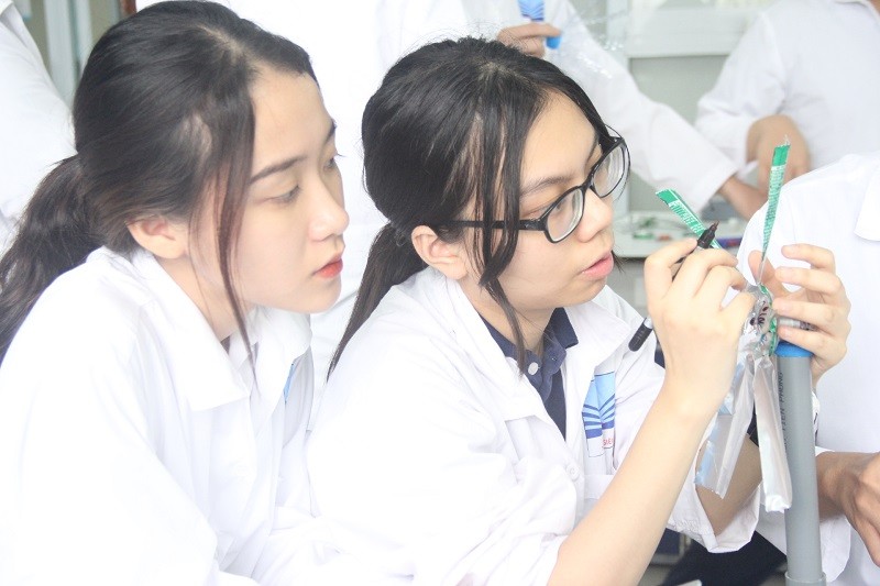 Học sinh Trường THPT Nguyễn Siêu (Hà Nội) trong ngày hội STEM. (Ảnh chụp khi chưa giãn cách xã hội do dịch)
