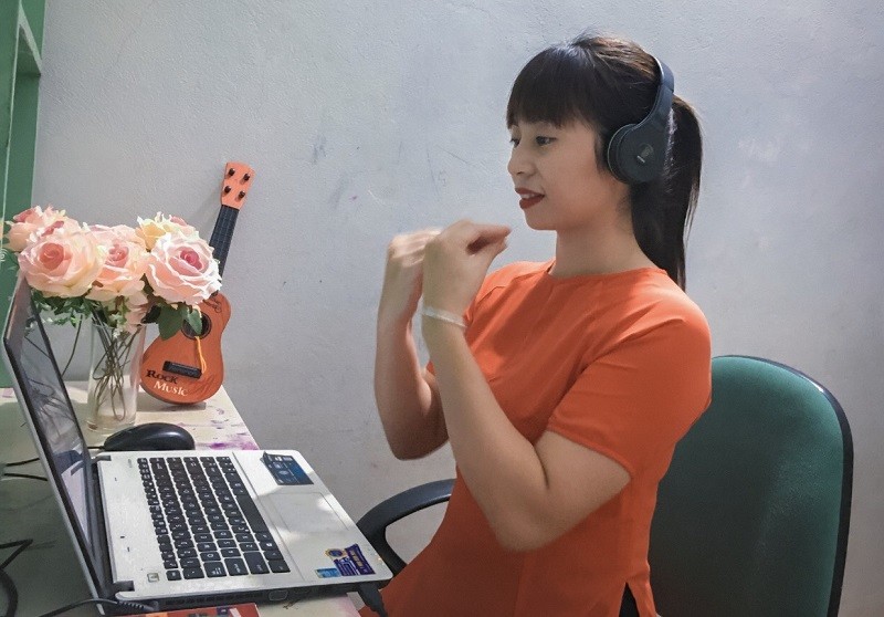 Cô Nguyễn Thị Vân dạy trực tuyến cho học sinh Trường Mầm non Newsun (Hà Nội).