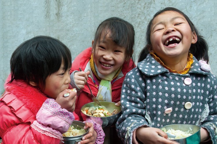 Bữa trưa ở trường là hạnh phúc của trẻ em nghèo.