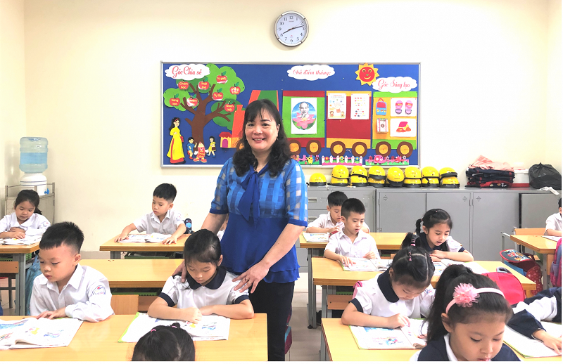 Cô Vũ Thị Hồng Hạnh luôn tận tâm với các lớp học trò. Ảnh: NTCC