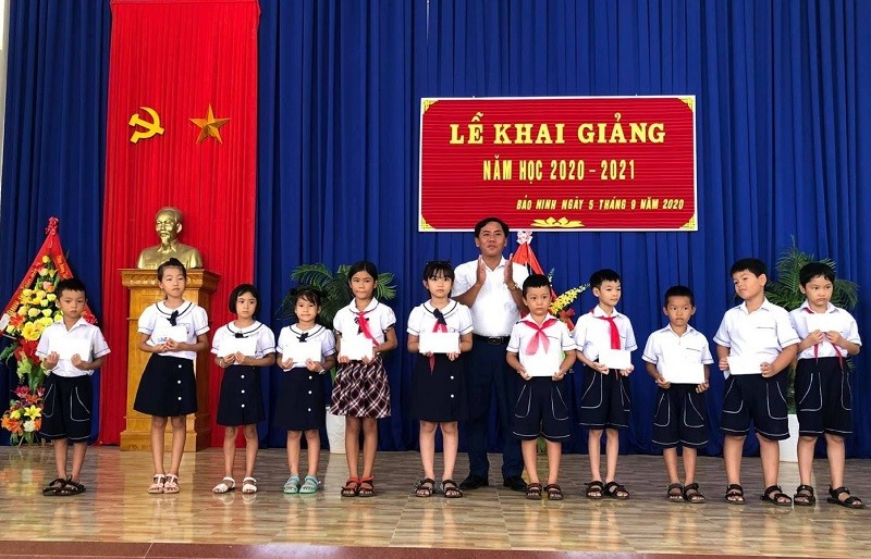 Hội Khuyến học xã Bảo Ninh phối hợp cùng các trường học trao tặng nhiều phần quà cho các em 
đạt thành tích cao trong học tập. Ảnh: TG