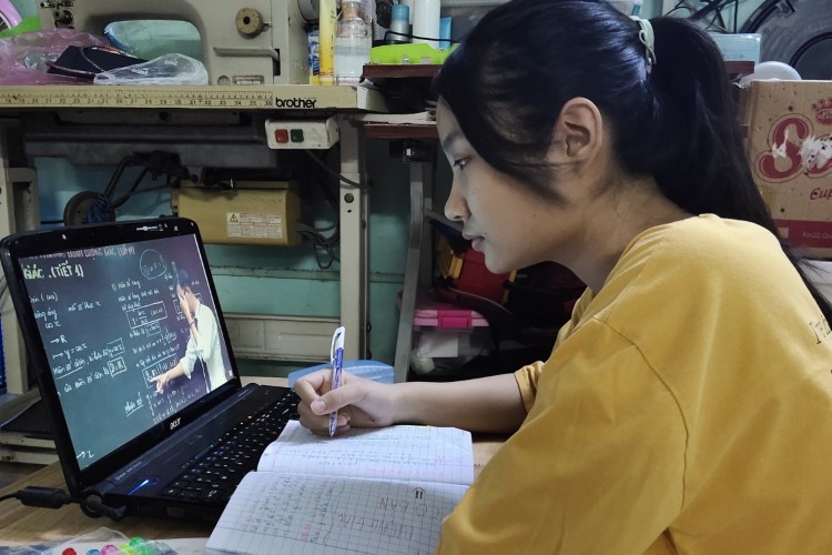 Em Huỳnh Kiều My (lớp 11A13 Trường THPT Võ Văn Kiệt, TPHCM) bắt đầu năm học mới với hình thức trực tuyến.