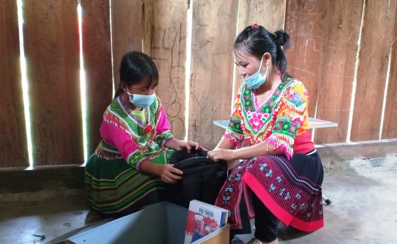 Em Lộc Thị Tâm Như được mẹ chuẩn bị sách vở, đồ dùng học tập trước ngày đến trường nhập học.
