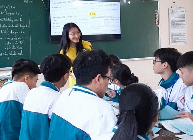 Cô Nguyễn Thu Hiền trong một buổi sinh hoạt nhóm cùng học trò. Ảnh tư liệu do NVCC 
