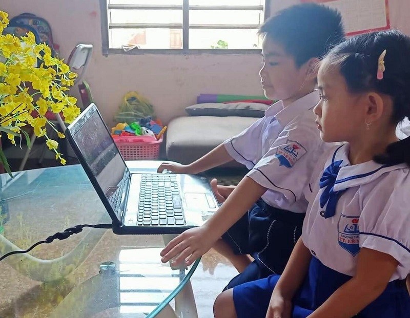 Em Lưu Nguyễn Tuấn Kiệt đang học online tại Lệ Thủy, Quảng Bình với sự hỗ trợ của người bà con. 