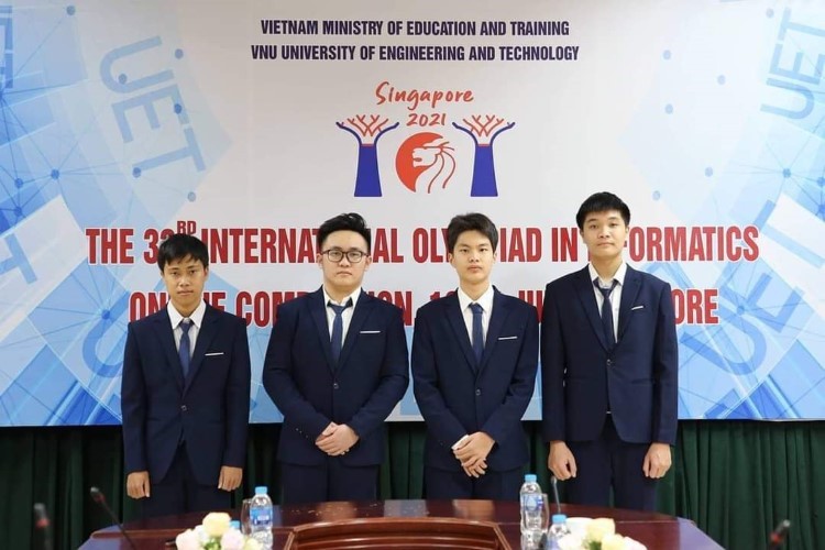 Đội tuyển quốc gia dự thi Olympic Tin học quốc tế 2021: Trương Văn Quốc Bảo (thứ 2 từ trái sang) và Nguyễn Hoàng Vũ (ngoài cùng bên phải).