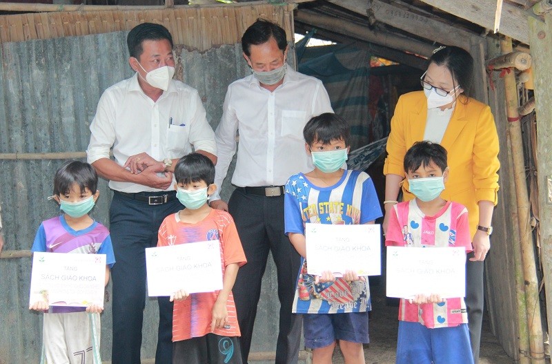 Bà Nguyễn Thị Quyên Thanh, Phó Chủ tịch UBND tỉnh Vĩnh Long (ngoài cùng bên phải) trao tặng sách giáo khoa cho học sinh khó khăn. Ảnh: NTCC