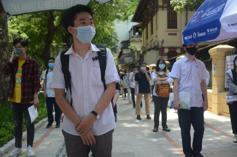 Thí sinh tham dự Kỳ thi tốt nghiệp THPT 2021 tại điểm thi Trường THPT Trần Phú (Hoàn Kiếm, Hà Nội). 
Ảnh: TG