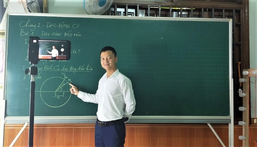 Thầy Nguyễn Trường Sinh dạy thử 1 tiết tại “lớp học ảo” trong buổi giới thiệu với phóng viên Báo GD&TĐ.