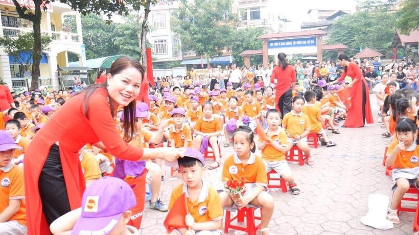 NGƯT Bùi Thị Kim Chi luôn trăn trở tìm cách nâng cao hiệu quả giáo dục vì học sinh. Ảnh: NVCC