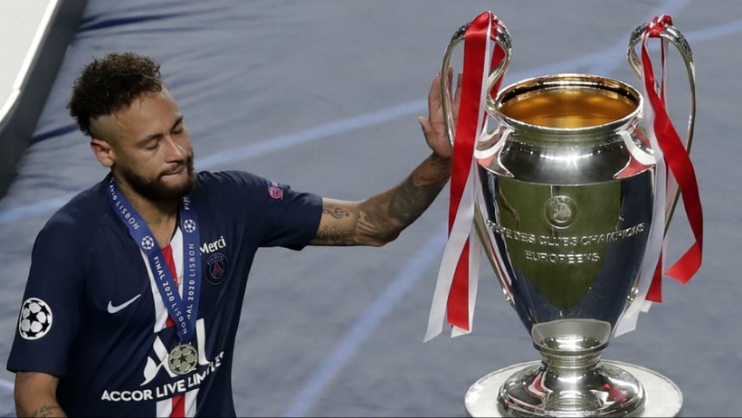 Neymar khóc sau khi PSG thua trong trận chung kết Champions League 2019/2020.