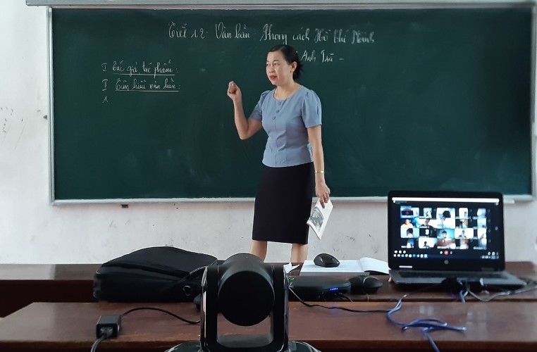 Cô Nguyễn Thị Lan, Trường THCS Hải Thanh dạy trực tuyến môn Ngữ văn cho HS khối 9.
