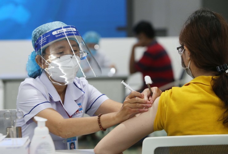 Sinh viên sinh sống tại TPHCM được tiêm vắc-xin đợt 1. Ảnh: Anh Tú