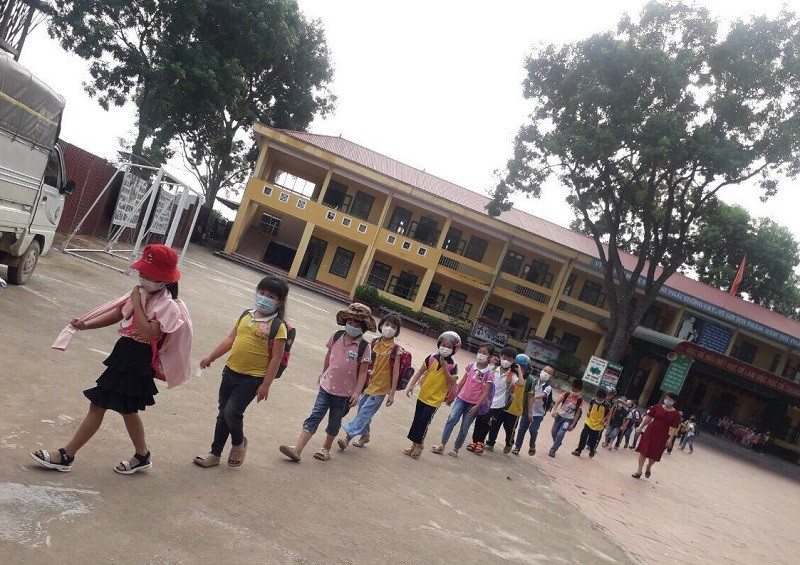 HS Trường Tiểu học thị trấn Hương Sơn (Phú Bình - Thái Nguyên) tan học theo thời gian khác nhau giữa các khối, lớp. Ảnh: NTCC