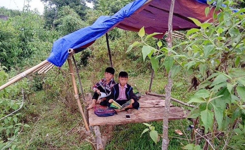 Xồng Bá Dần và Xồng A Thành học trực tuyến trên lán tạm ở bản Mường Lống, xã Tri Lễ, huyện Quế Phong, Nghệ An.