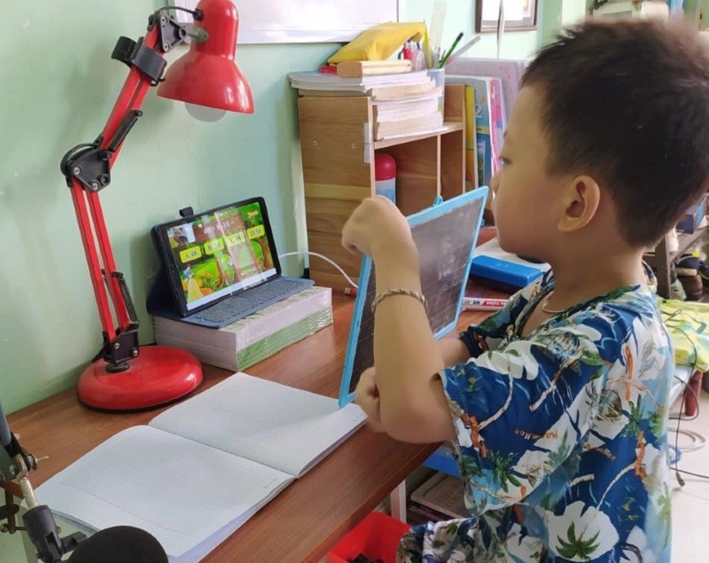 Học sinh Trường Tiểu học Võ Thị Sáu (quận Hải Châu, TP Đà Nẵng) tương tác trực tuyến, sử dụng bảng viết để trình bày kết quả bài làm. 