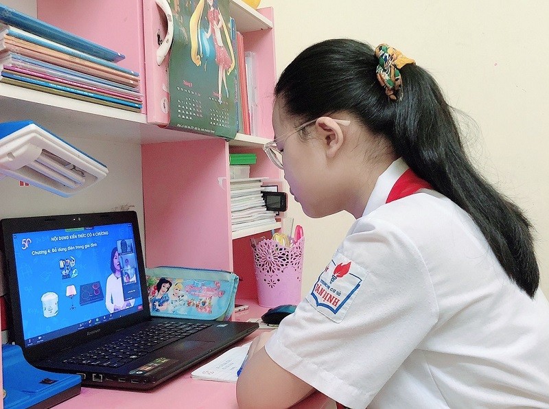 Em Nguyễn Hải Phương Trinh, lớp 6B, Trường THCS Tân Định, Hà Nội trong giờ học trực tuyến.