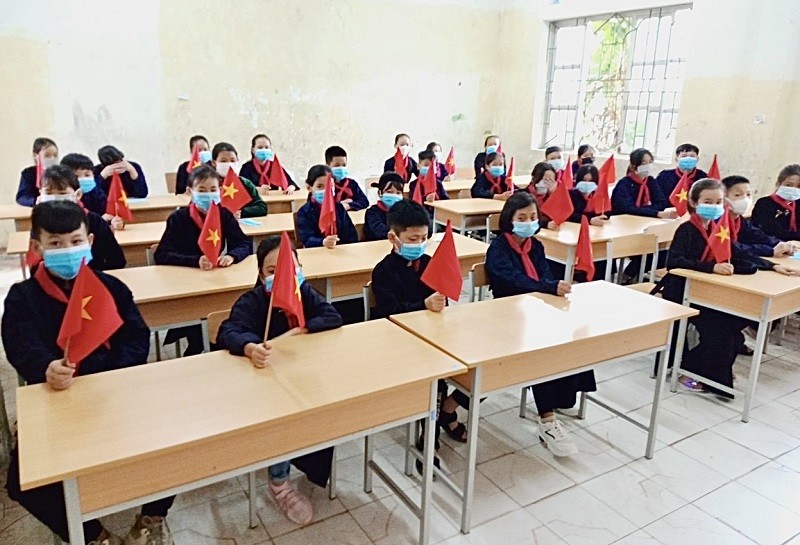 Học sinh Trường PTDT nội trú THCS Trà Lĩnh, huyện Trùng Khánh đón khai giảng “đặc biệt” tại lớp học. 