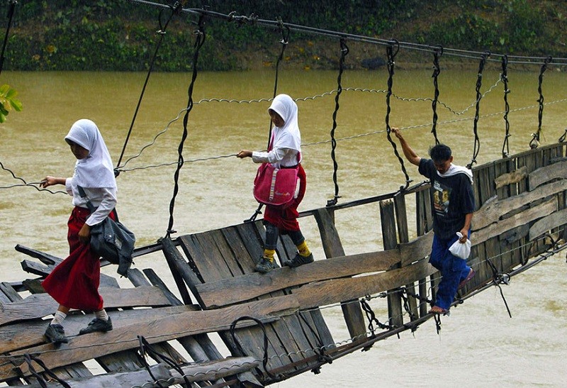 Cây cầu đi học tại Indonesia bị sập vì mưa lũ.