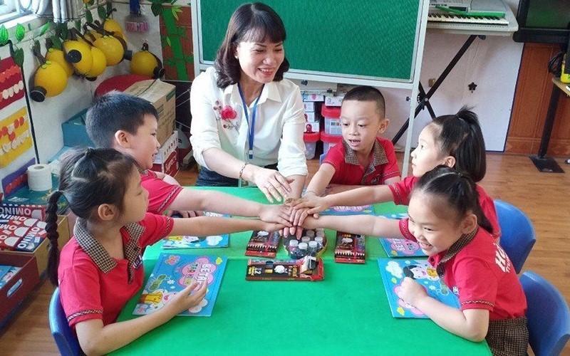 Cô Hoàng Thị Vân và trẻ lớp 5 tuổi Trường MN Hà Lầm (ảnh chụp thời điểm chưa giãn cách).