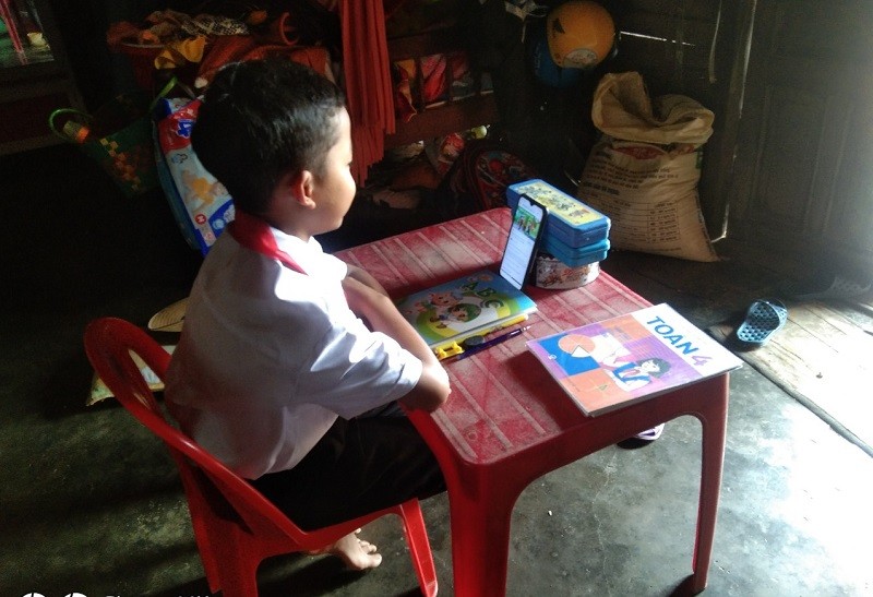 Em Y Vui Bkrông, lớp 4B Trường Tiểu học Ngô Gia Tự (huyện Krông Pắc) bên lớp học online của thầy Quang.