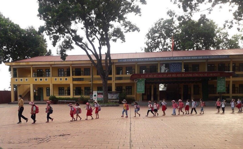 HS Trường Tiểu học thị trấn Hương Sơn (Phú Bình – Thái Nguyên) ra về lần lượt theo giờ để bảo đảm giãn cách. Ảnh: NTCC
