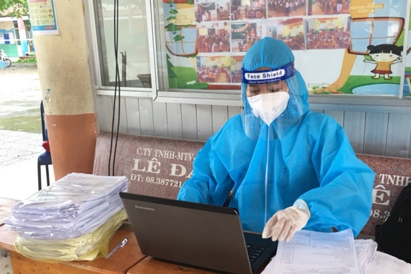 Giáo viên Trường Tiểu học Phạm Văn Hai (TPHCM) tham gia hỗ trợ phòng chống dịch Covid-19.