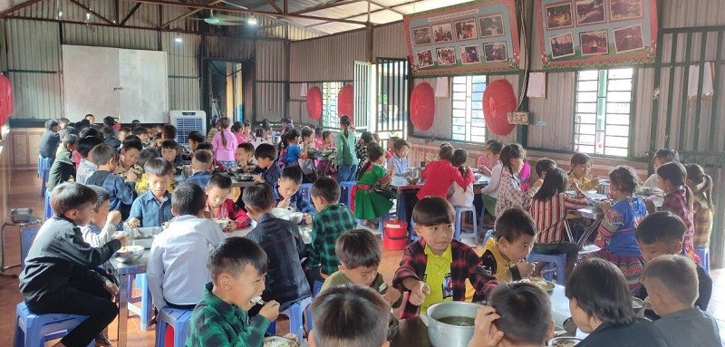 Bữa ăn bán trú của HS Trường PTDTBT Tiểu học Hoàng Thu Phố (Bắc Hà – Lào Cai) tận dụng nguồn rau sạch trường trồng được để đảm bảo sức khỏe cho HS. Ảnh: NTCC