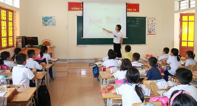 GV môn Tiếng Anh dạy học qua máy chiếu cho học sinh.