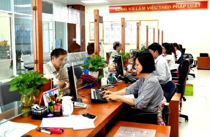 Giao dịch tại bộ phận một cửa của Bảo hiểm xã hội Hà Nội.