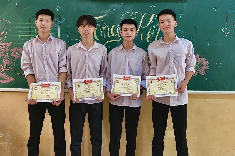 Lý Văn Hoan (thứ 2 từ trái sang) trong ngày tổng kết năm học.