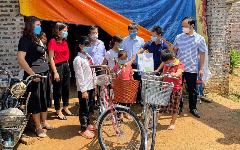 Trao quà hỗ trợ cho các em học sinh Phùng Thị Thu Huyền, Phùng Xuân Huy và Phùng Thị Lan Phương có hoàn cảnh khó khăn.