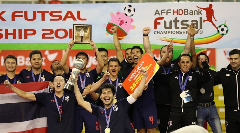 Các cầu thủ Thái Lan ăn mừng chức vô địch futsal Đông Nam Á 2019 tại TP Hồ Chí Minh.