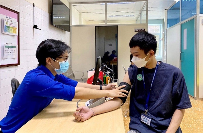 Tiêm vắc-xin phòng Covid-19 cho sinh viên tham gia chống dịch tại TPHCM.