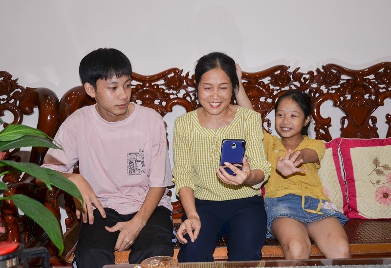 Những cuộc điện thoại hiếm hỏi của chồng là nguồn động viên duy nhất để cô giáo Trần Thị Thủy cảm thấy ấm lòng và yên tâm ở nhà chăm lo gia đình.